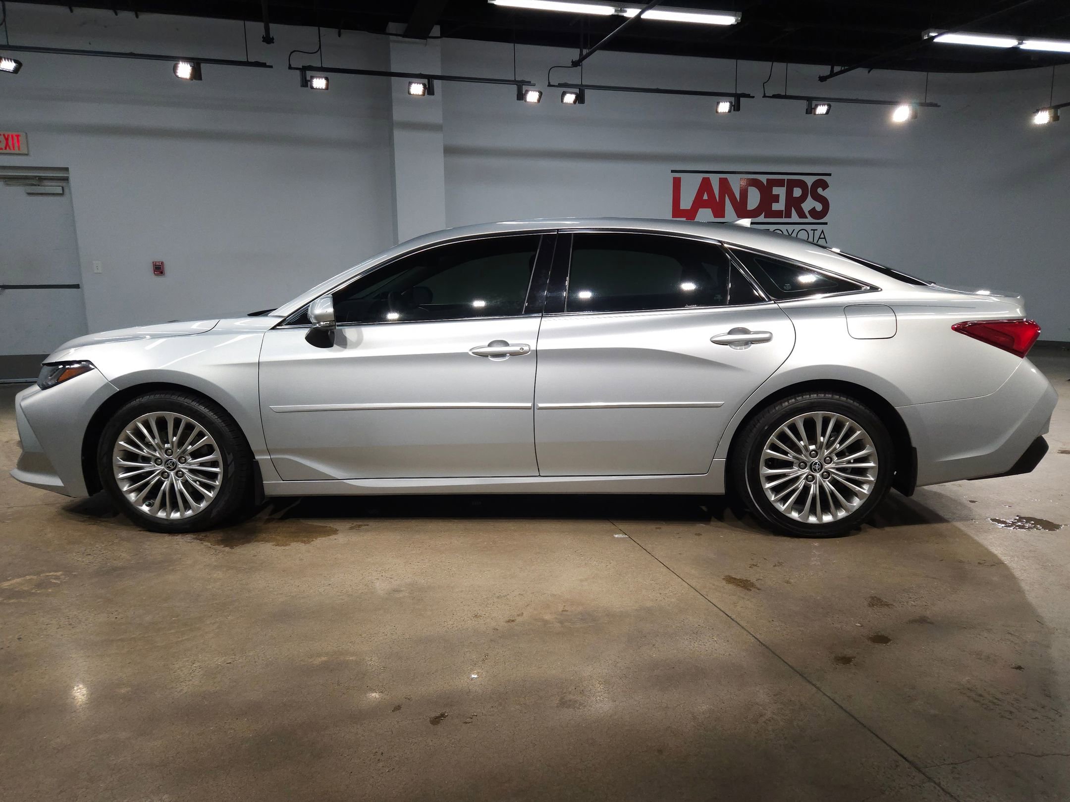 Used 2022 Toyota Avalon Limited image 4