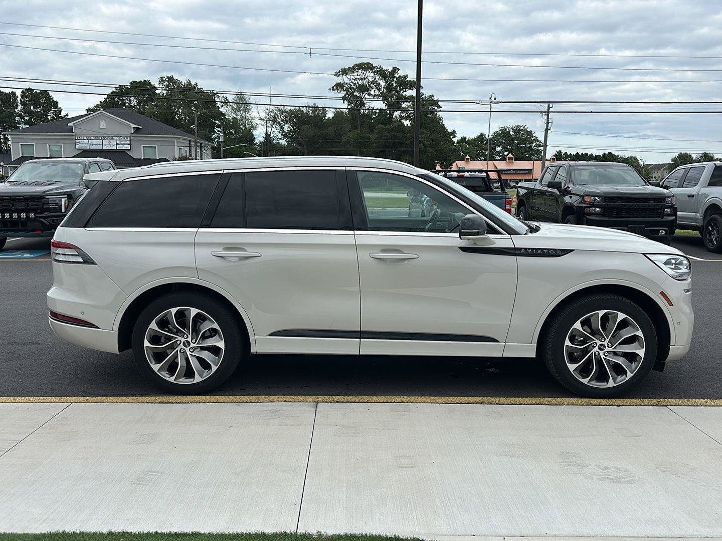 Used 2023 Lincoln Aviator Grand Touring w/ Equipment Group 301A AWD/4WD image 4