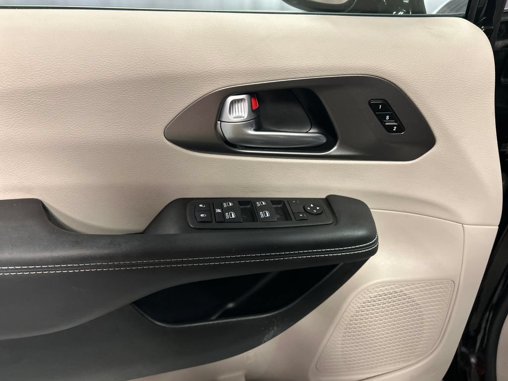 Used 2024 Chrysler Pacifica Touring-L w/ Uconnect Theater Family Group FWD image 14