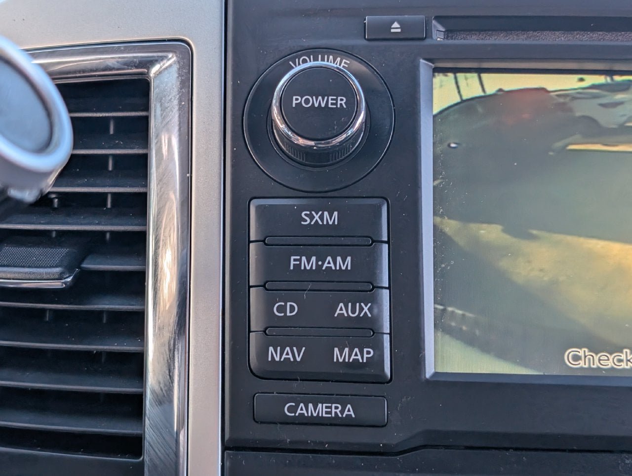 Used 2018 Nissan Titan SV w/ SV Convenience Package RWD image 16