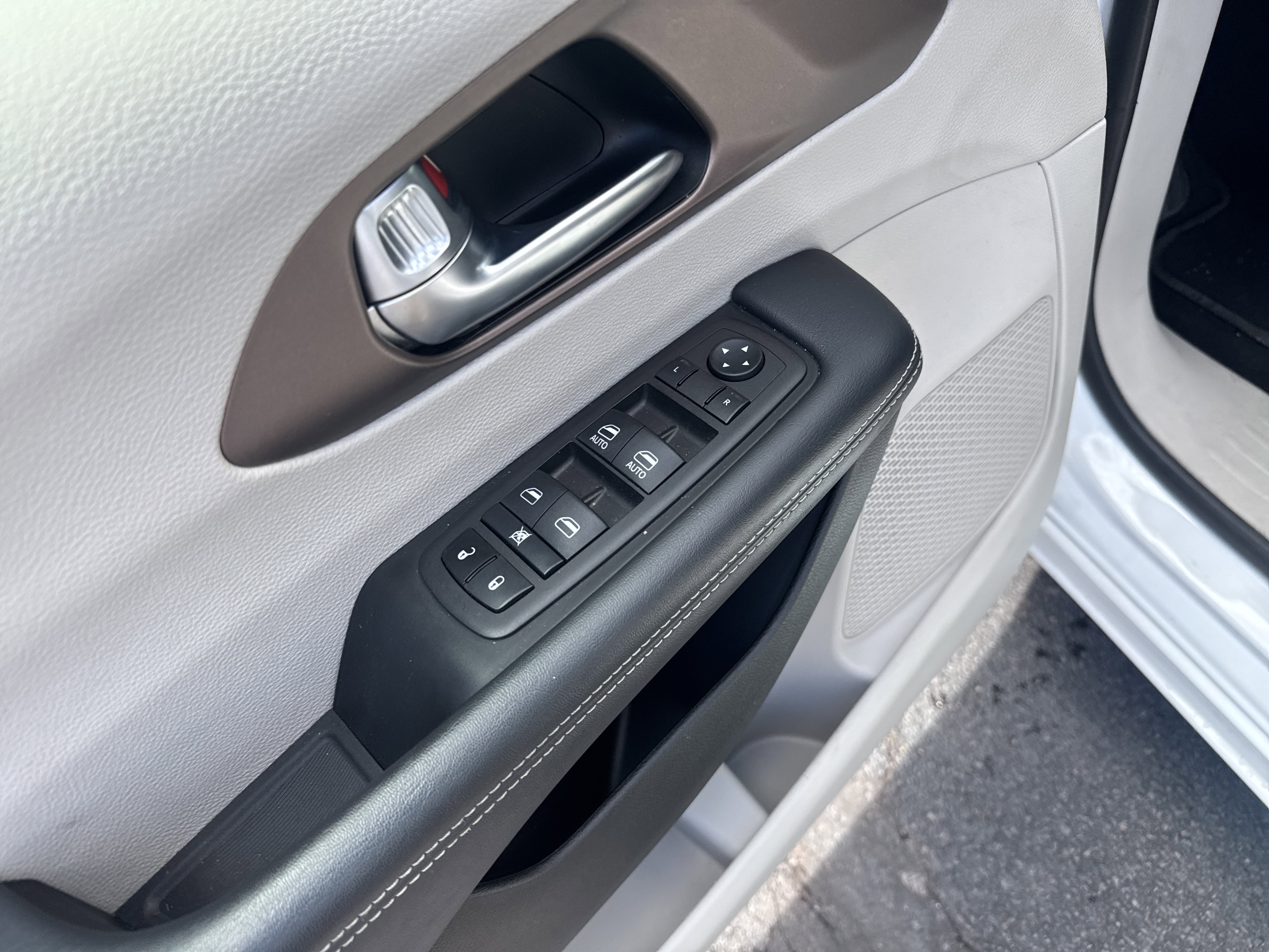 Used 2023 Chrysler Voyager LX image 17