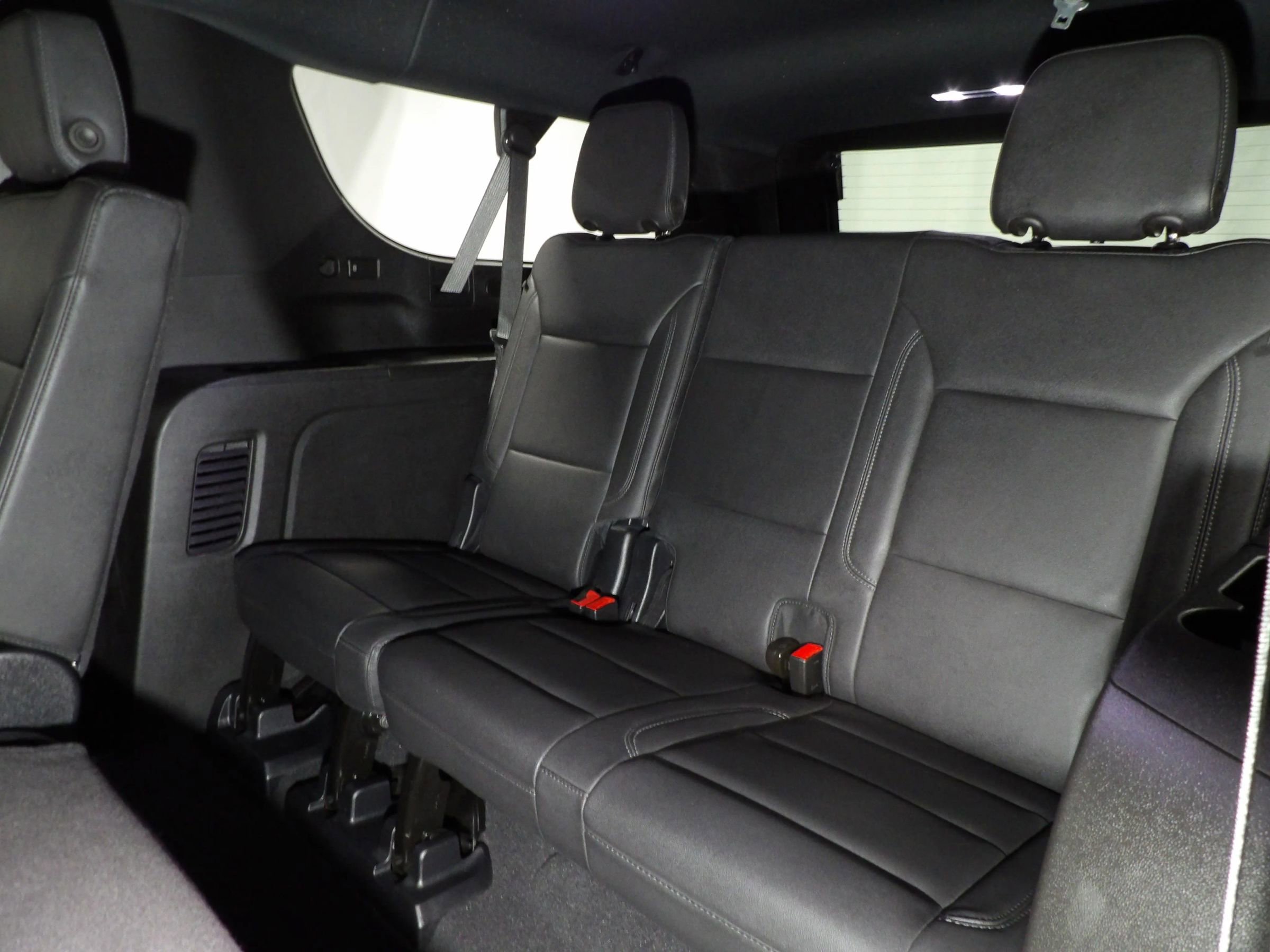 Used 2025 Chevrolet Suburban Z71 image 19