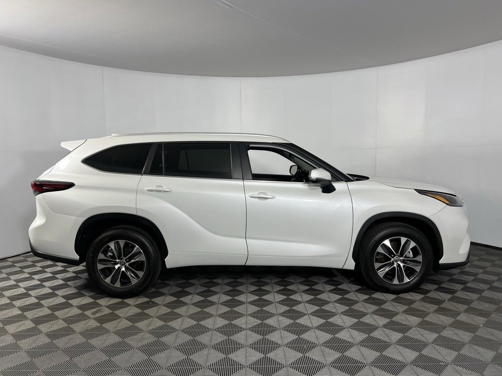 Used 2025 Toyota Highlander XLE image 5