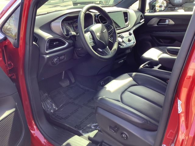 Used 2025 Chrysler Pacifica Select image 7