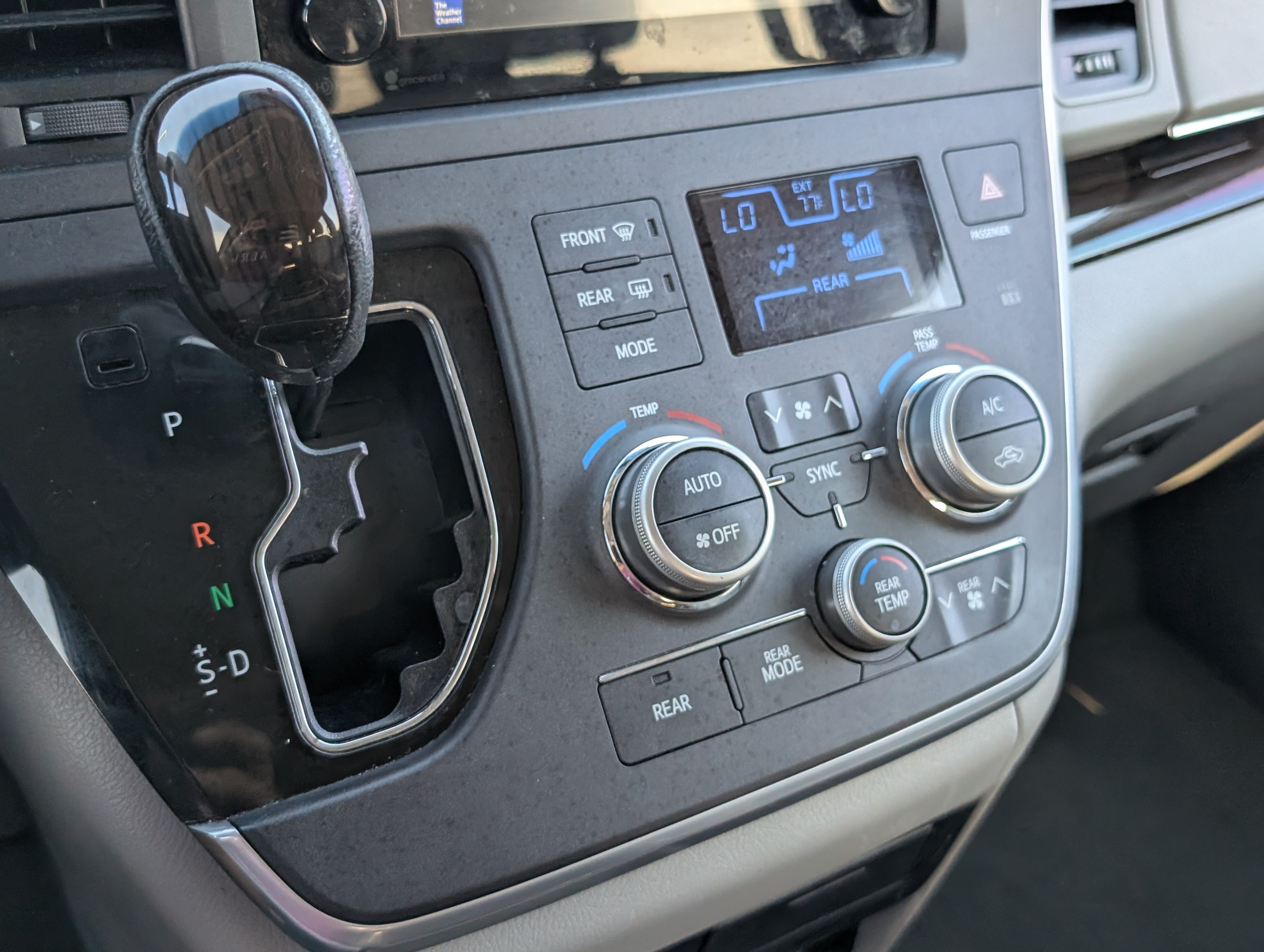 Used 2015 Toyota Sienna XLE FWD image 18