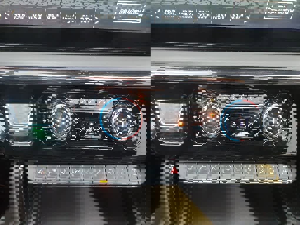 Used 2023 GMC Sierra 1500 AT4X image 32