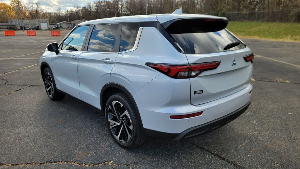 Used 2022 Mitsubishi Outlander ES image 9