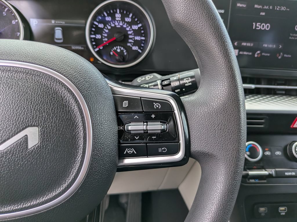 Certified 2024 Kia Carnival LX FWD image 31