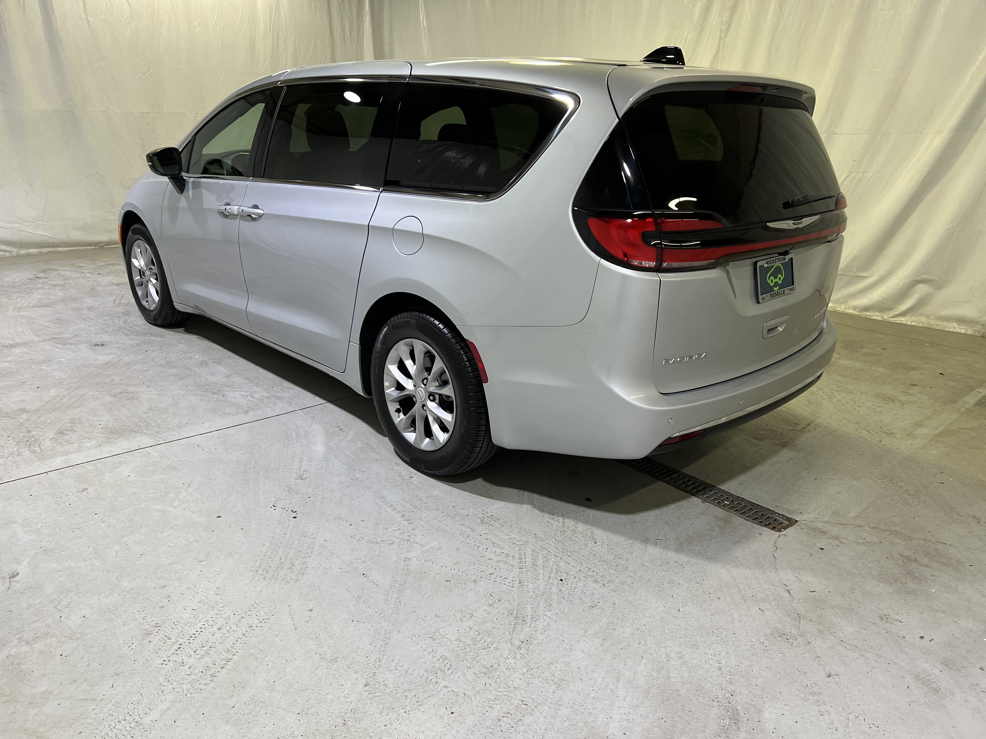 Used 2026 Chrysler Pacifica Limited FWD image 8
