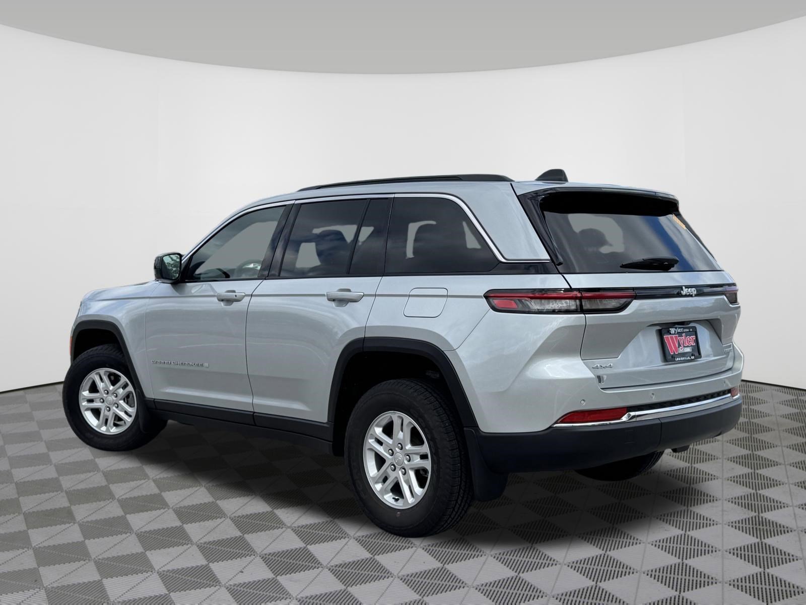 Used 2024 Jeep Grand Cherokee Laredo w/ MOPAR Finishing Package image 16