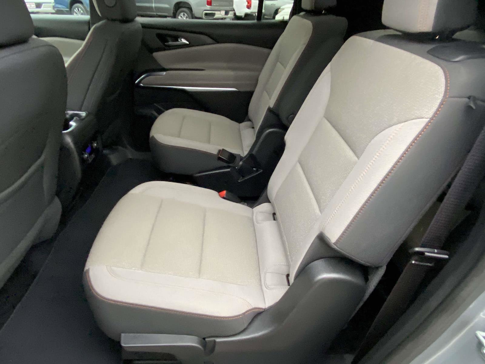 Used 2025 Chevrolet Traverse LT image 4