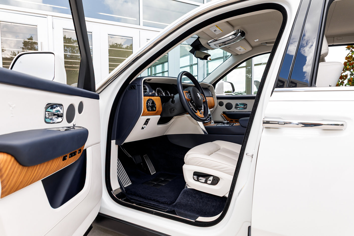 Used 2023 Rolls-Royce Cullinan AWD/4WD image 29