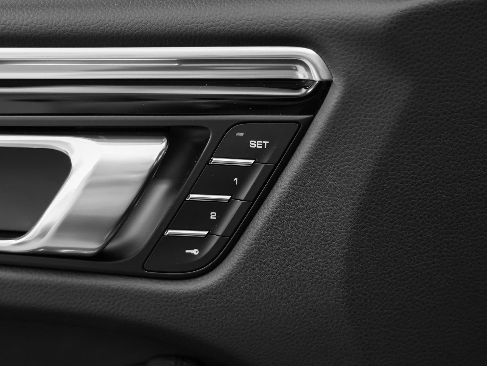 Certified 2025 Porsche Macan image 26