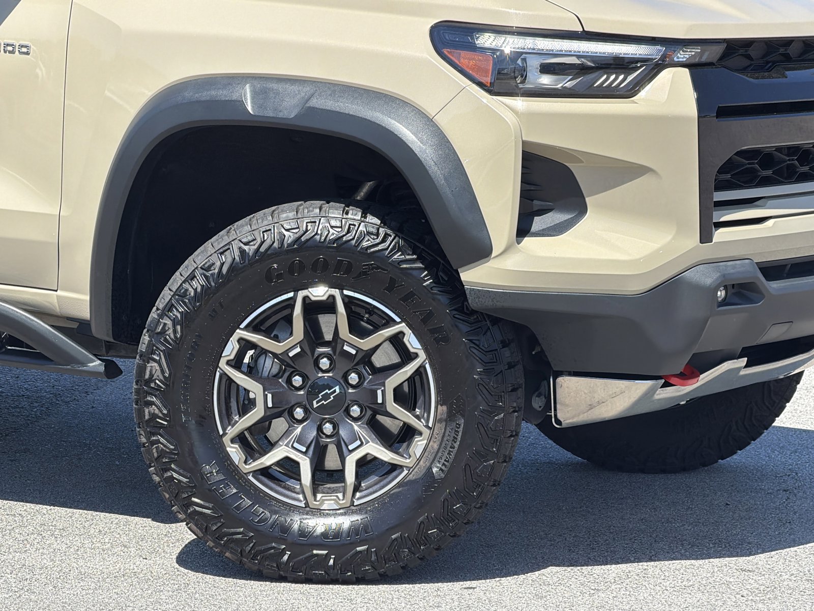 Used 2024 Chevrolet Colorado ZR2 w/ ZR2 Convenience Package III AWD/4WD image 3