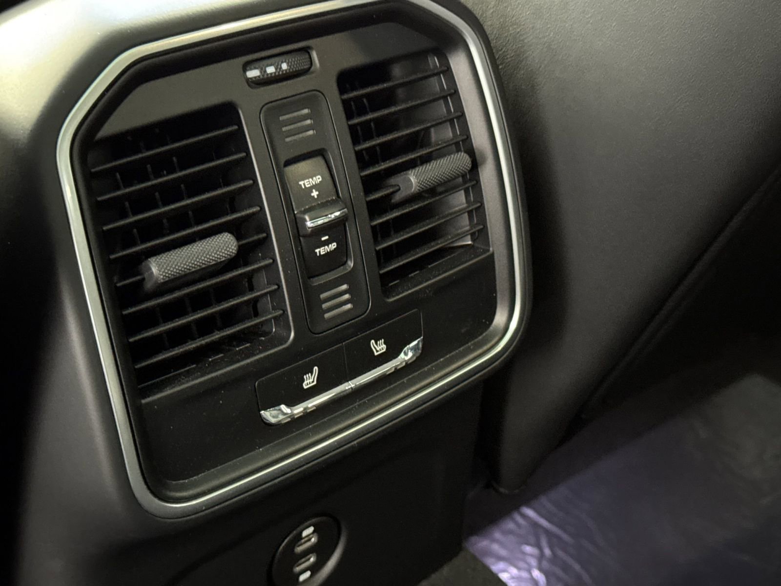 Certified 2025 Porsche Macan image 15