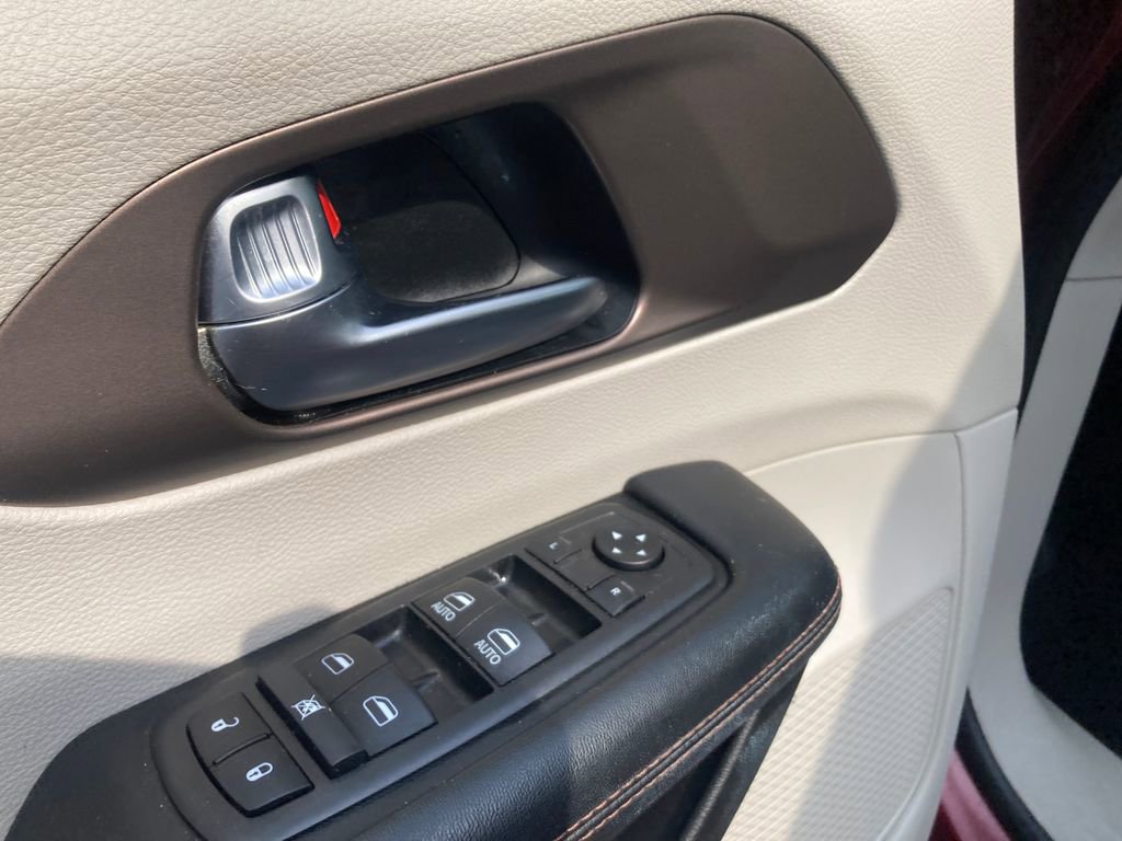 Used 2019 Chrysler Pacifica Touring-L FWD image 14