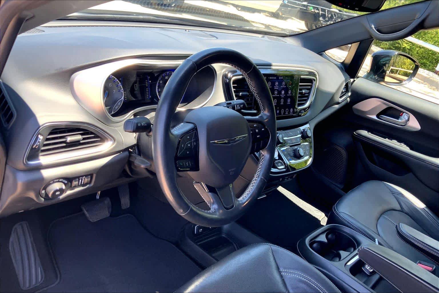 Used 2019 Chrysler Pacifica Touring Plus w/ S Appearance Package FWD image 17