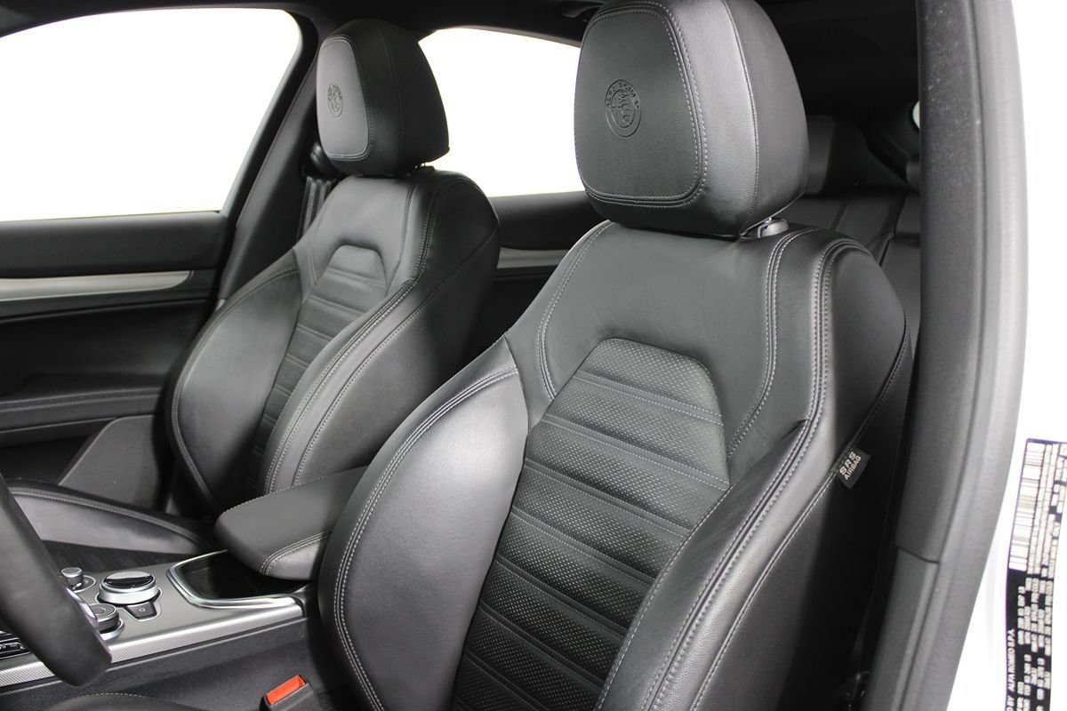 Used 2023 Alfa Romeo Stelvio Veloce AWD/4WD image 9