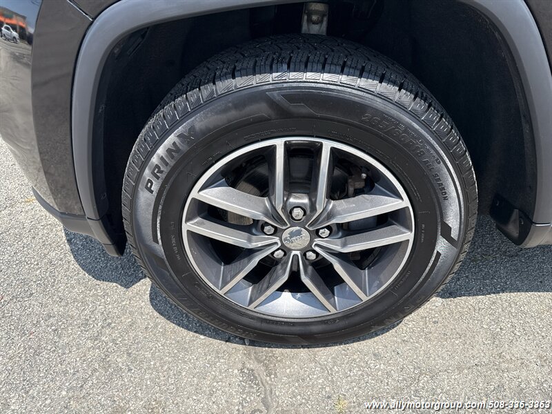 Used 2017 Jeep Grand Cherokee Limited AWD/4WD image 9