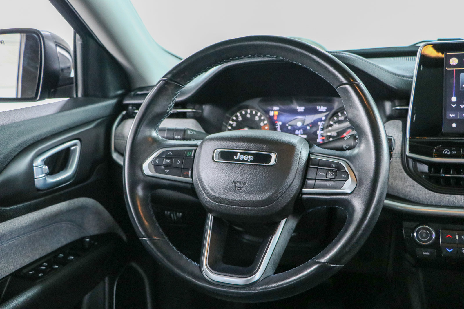 Used 2022 Jeep Compass Latitude w/ Sun and Sound Group AWD/4WD image 12