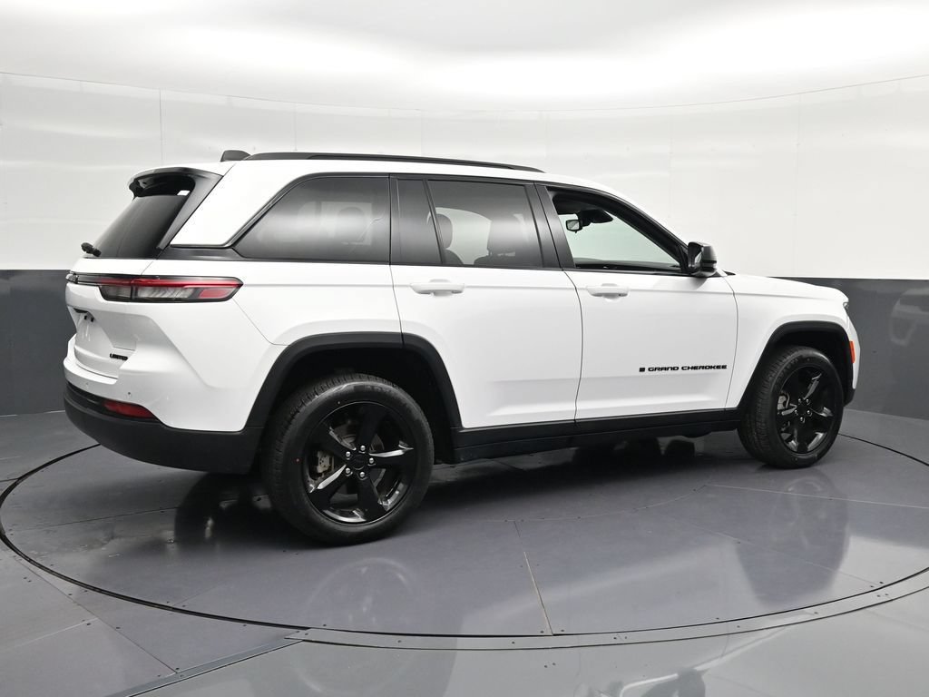 Used 2024 Jeep Grand Cherokee Limited w/ Black Appearance Package AWD/4WD image 3