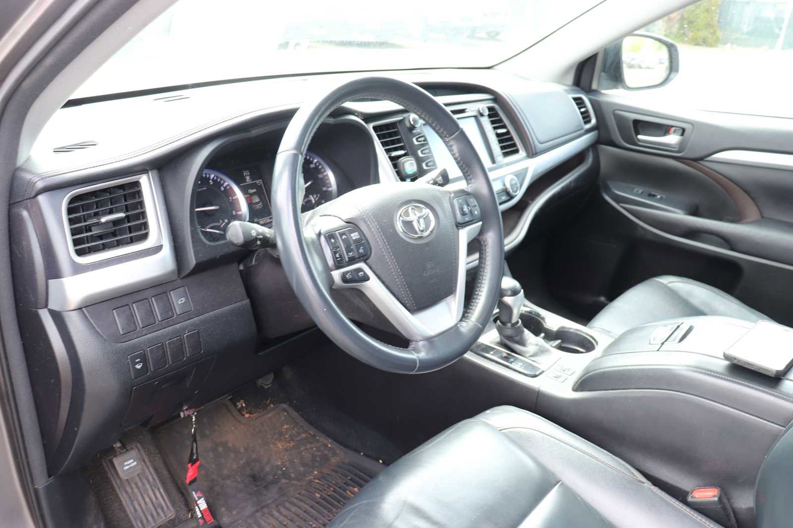 Used 2016 Toyota Highlander XLE AWD/4WD image 10