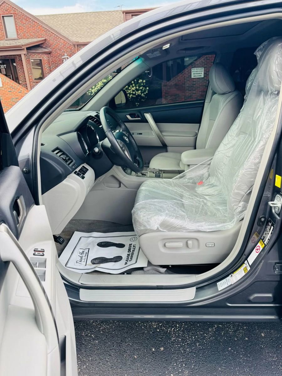 Used 2010 Toyota Highlander SE image 9