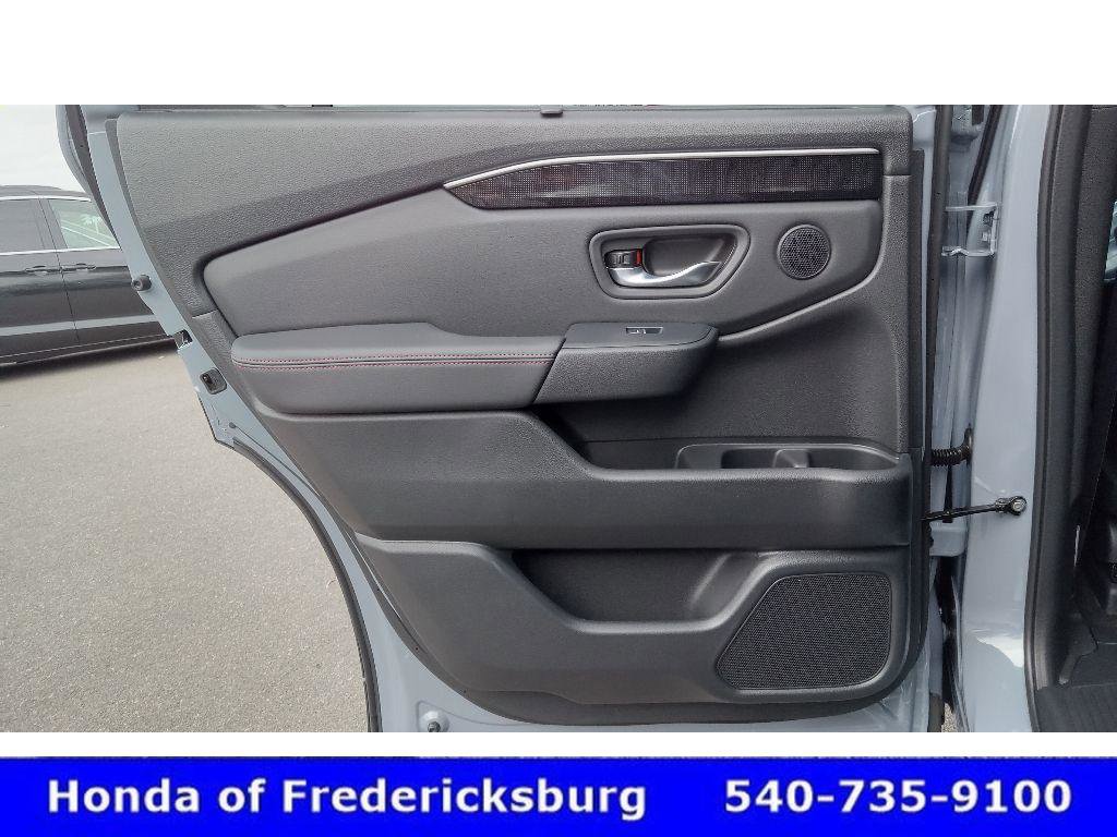 Certified 2025 Honda Pilot Black Edition image 33