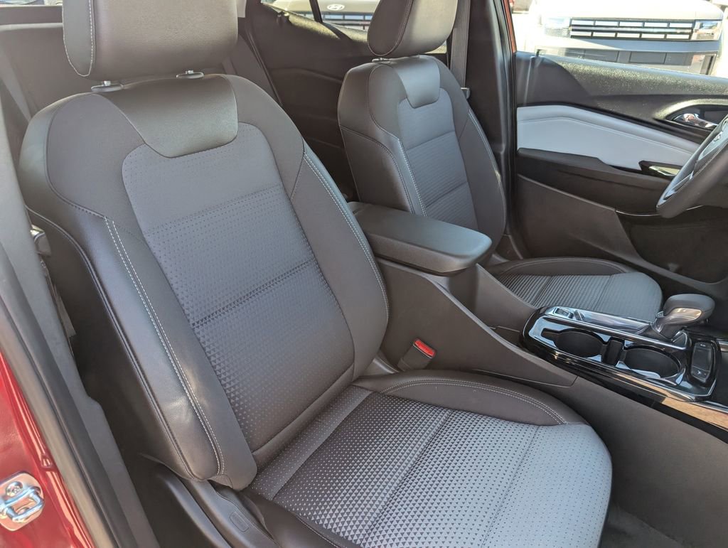 Certified 2025 Chevrolet Trax LT FWD image 11