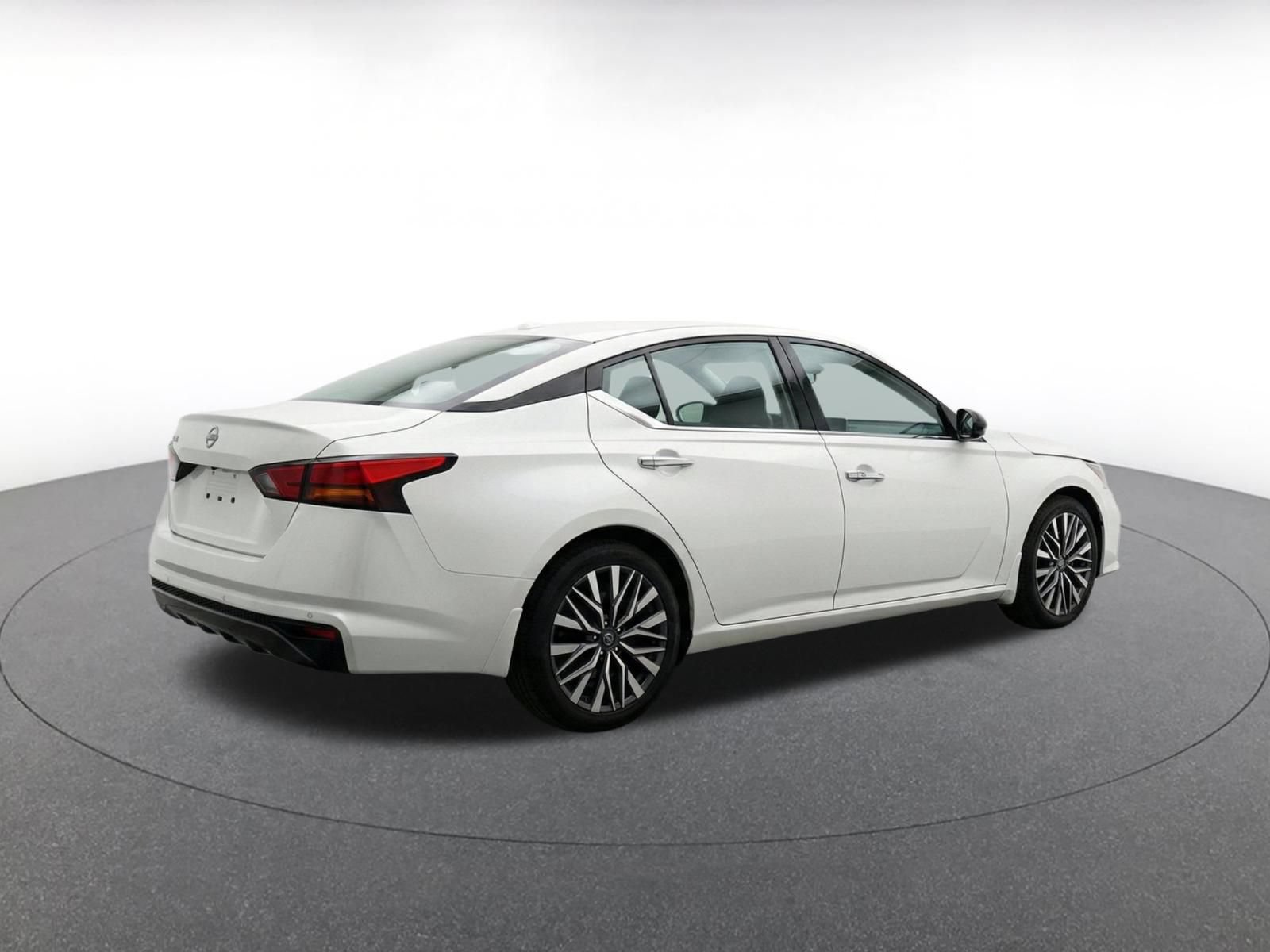 Used 2025 Nissan Altima 2.5 SV FWD image 8