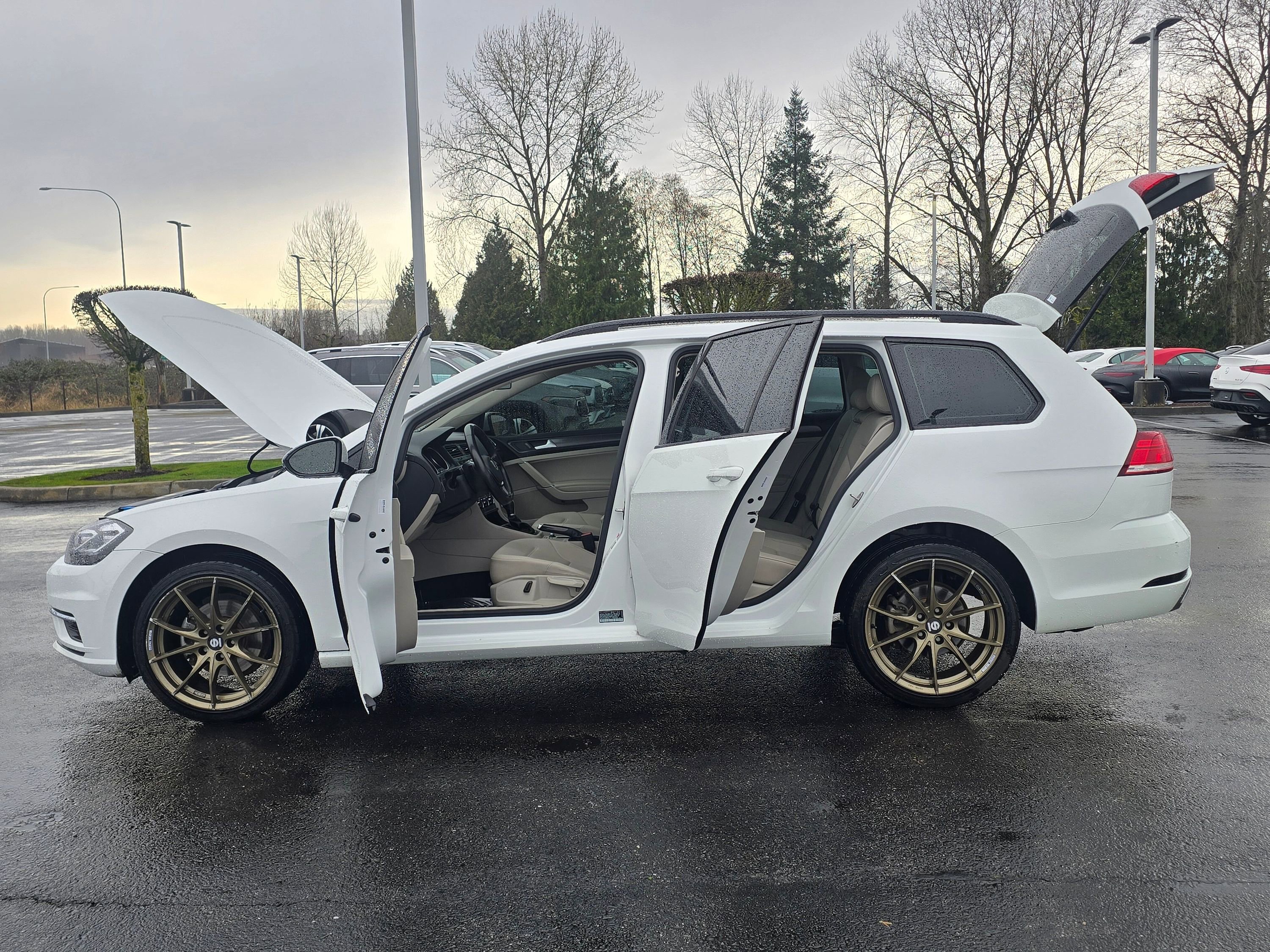 Used 2018 Volkswagen Golf SE image 12