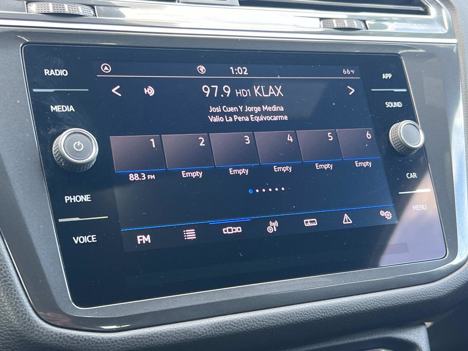 Used 2023 Volkswagen Tiguan SE R-Line image 12