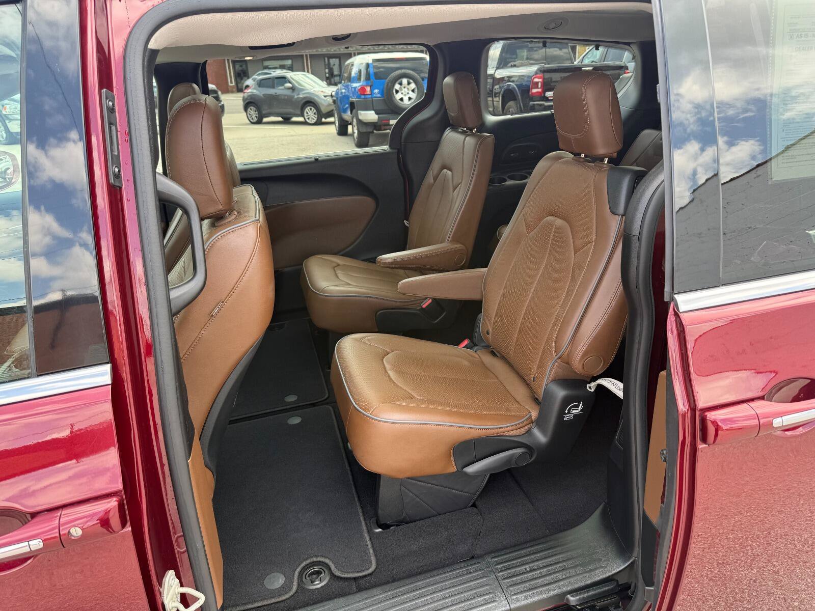 Used 2018 Chrysler Pacifica Limited w/ Tire & Wheel Group FWD image 12