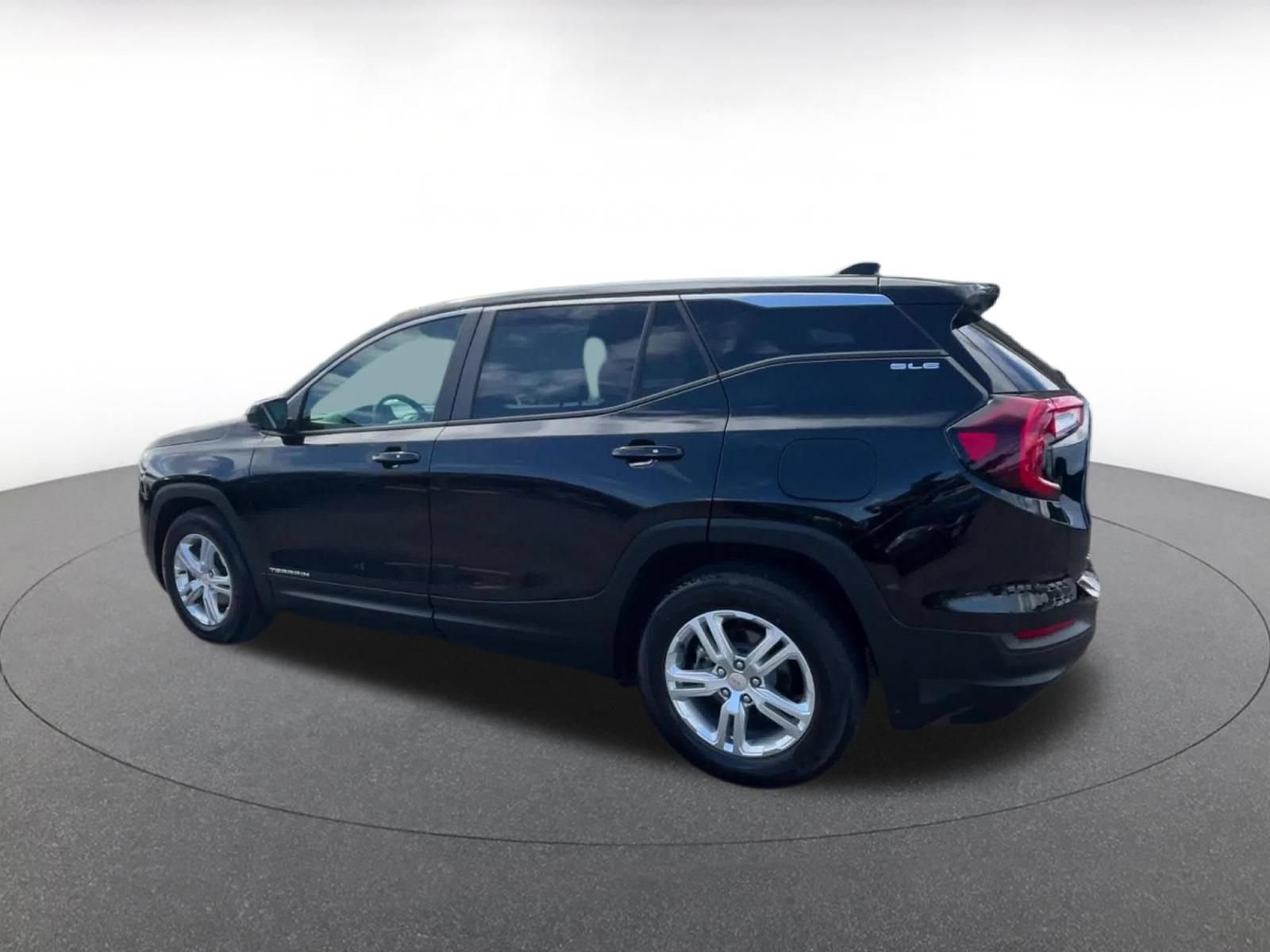 Used 2024 GMC Terrain SLE FWD image 8