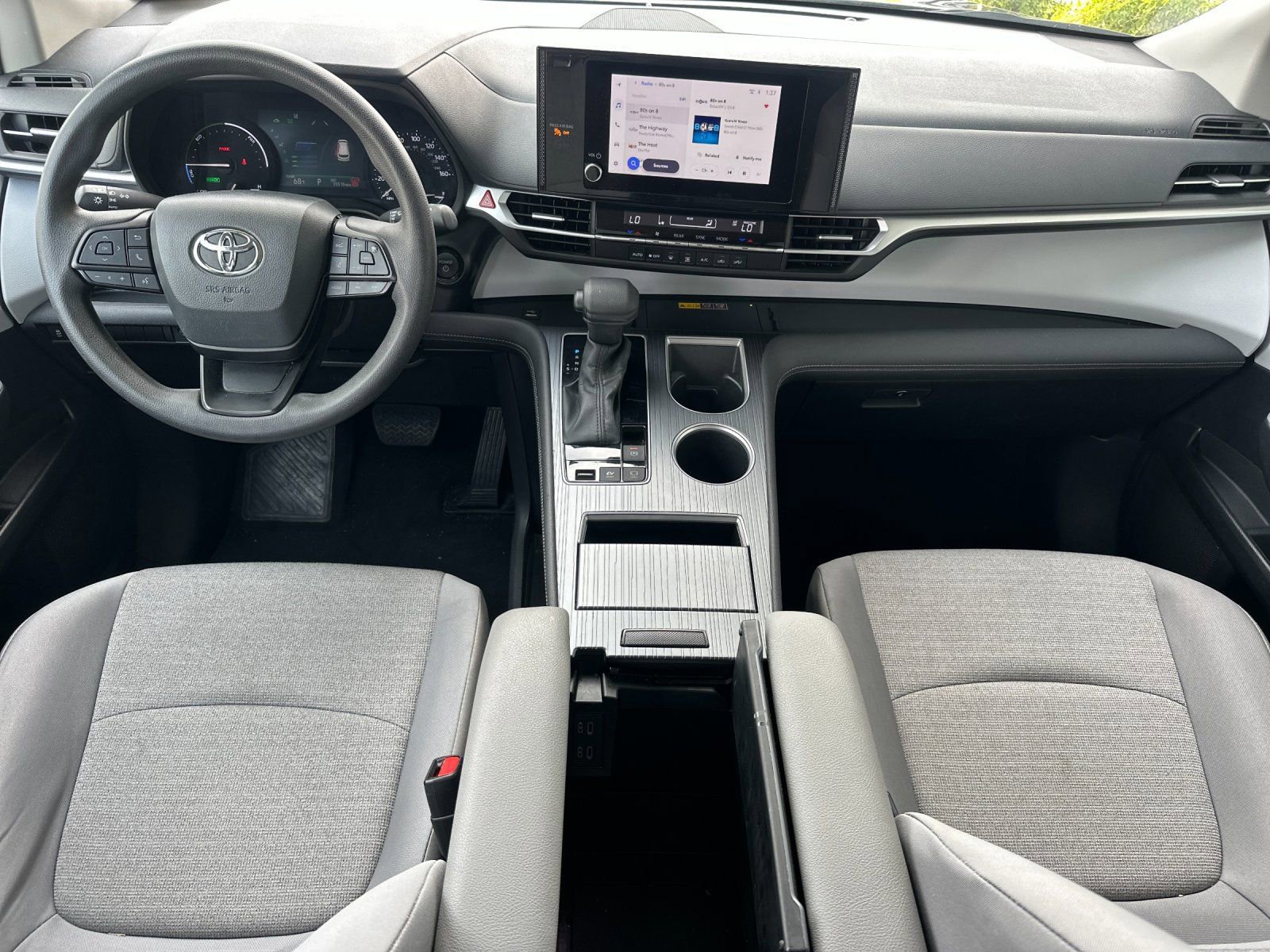 Used 2025 Toyota Sienna LE image 12