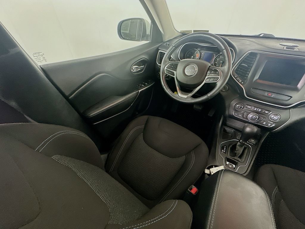 Used 2019 Jeep Cherokee Latitude w/ Cold Weather Group image 9