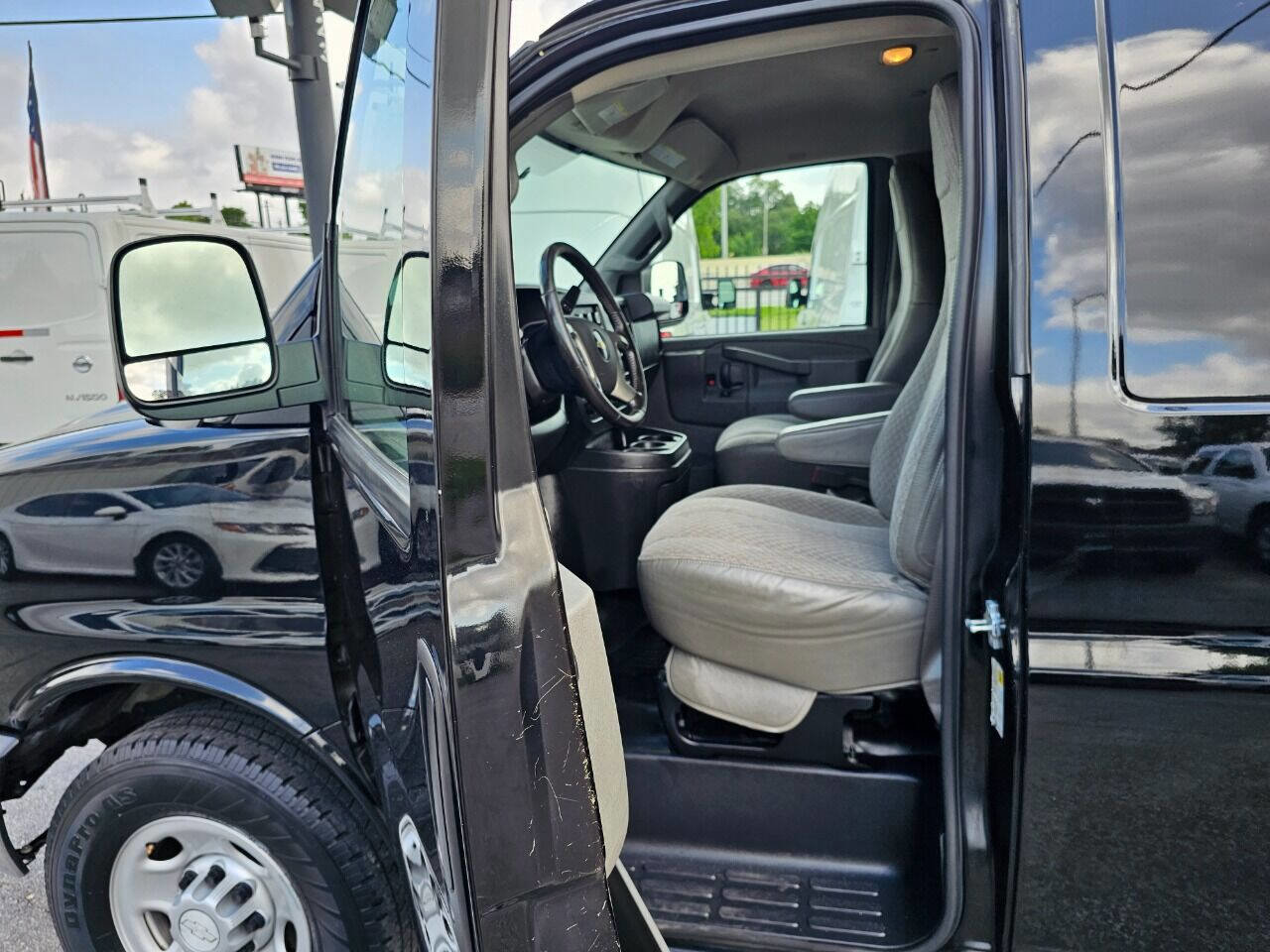 Used 2016 Chevrolet Express 3500 Extended image 13