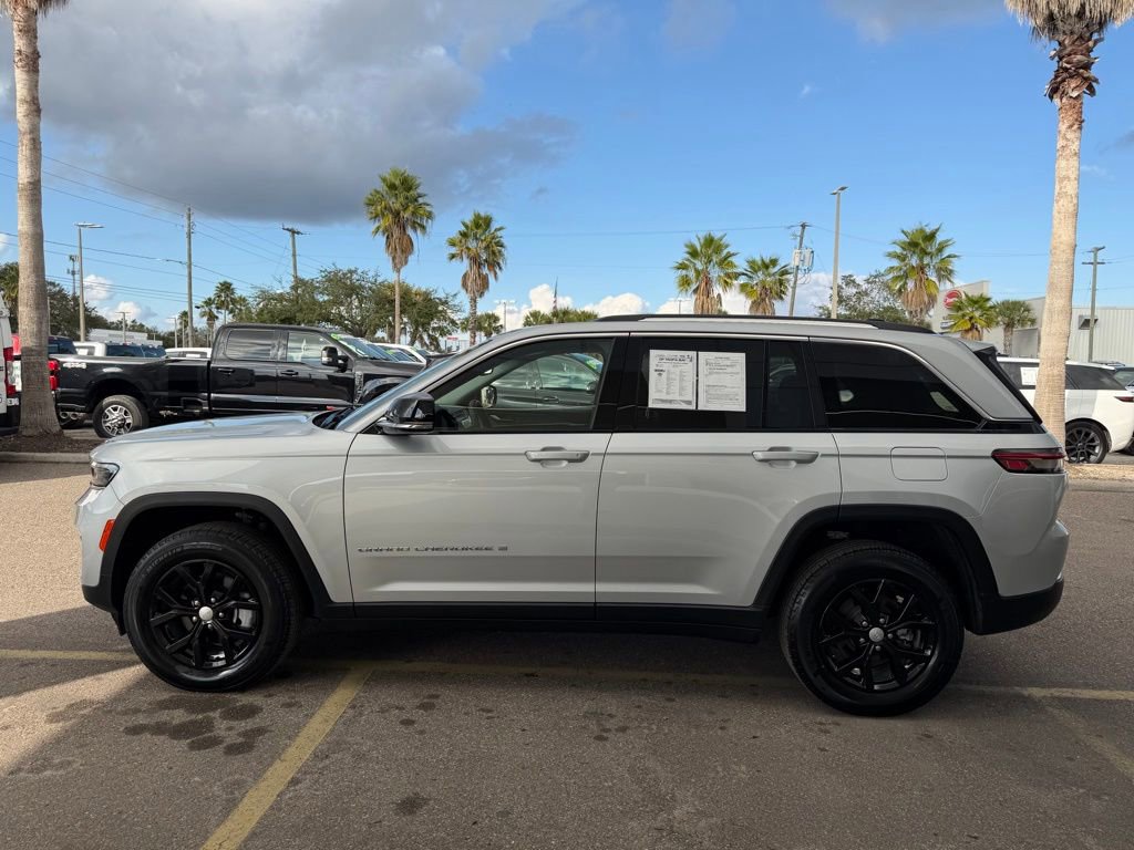 Certified 2023 Jeep Grand Cherokee Limited image 3