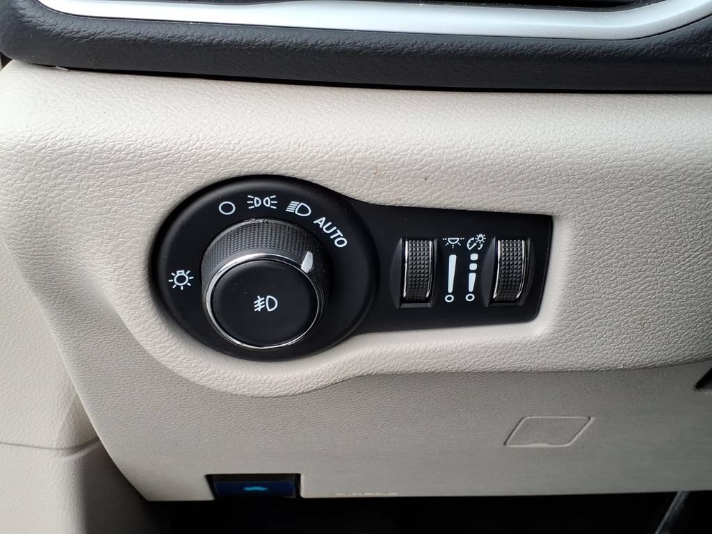 Used 2024 Chrysler Pacifica Touring-L FWD image 20