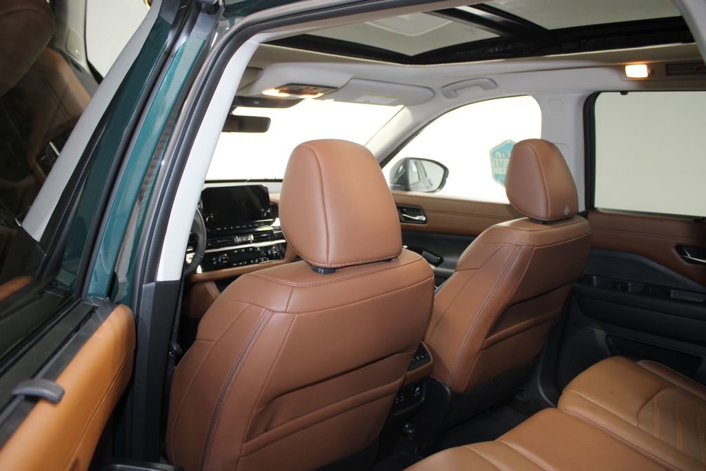 Used 2024 Nissan Pathfinder Platinum w/ Cargo Package image 27