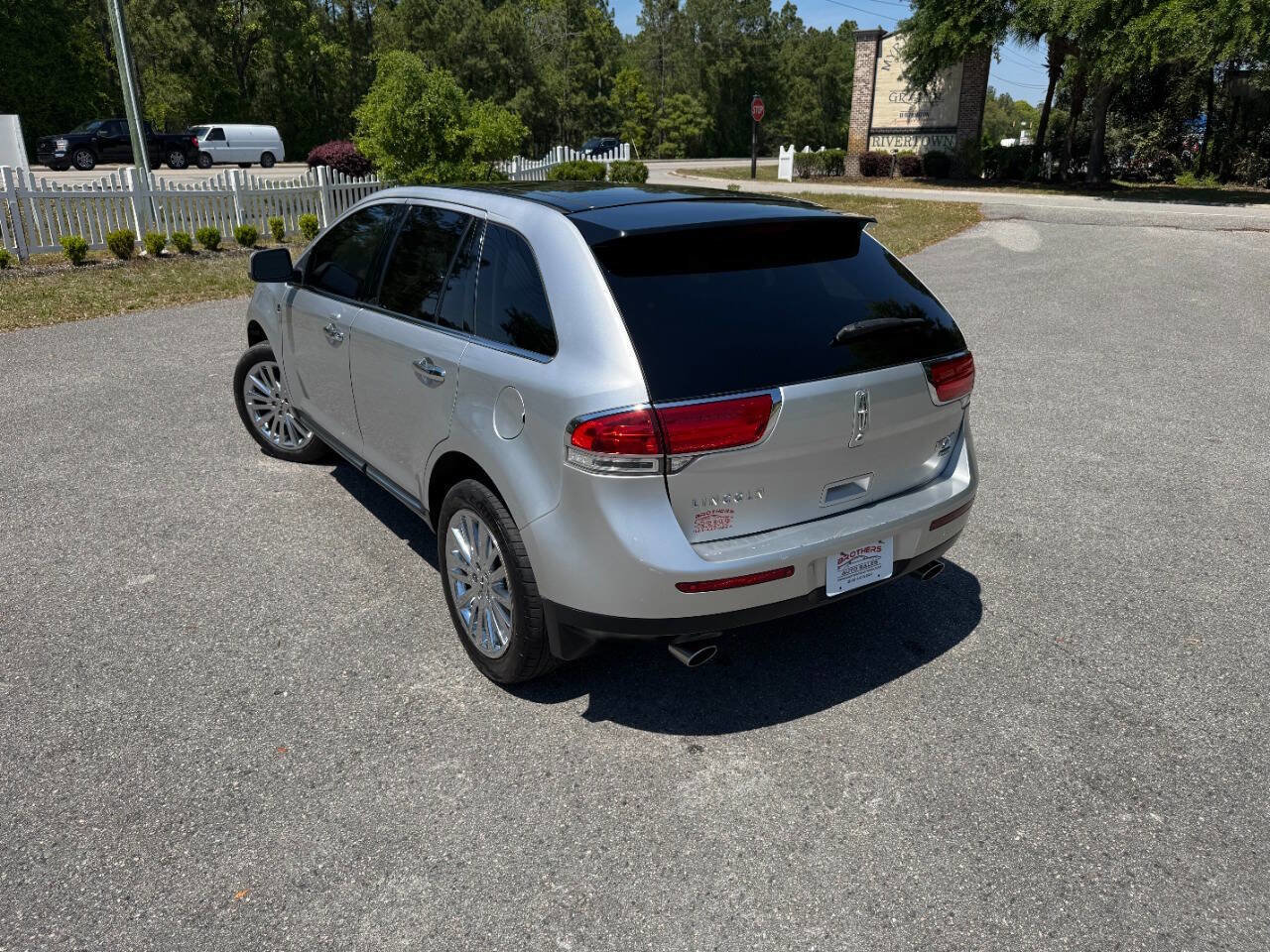 Used 2011 Lincoln MKX AWD w/ 102A Rapid Spec Order Code image 4