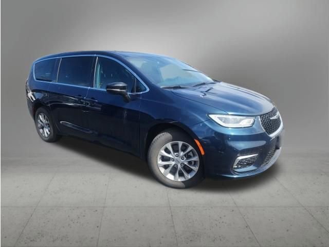 Used 2025 Chrysler Pacifica Select w/ Uconnect Theater Family Group AWD/4WD image 1