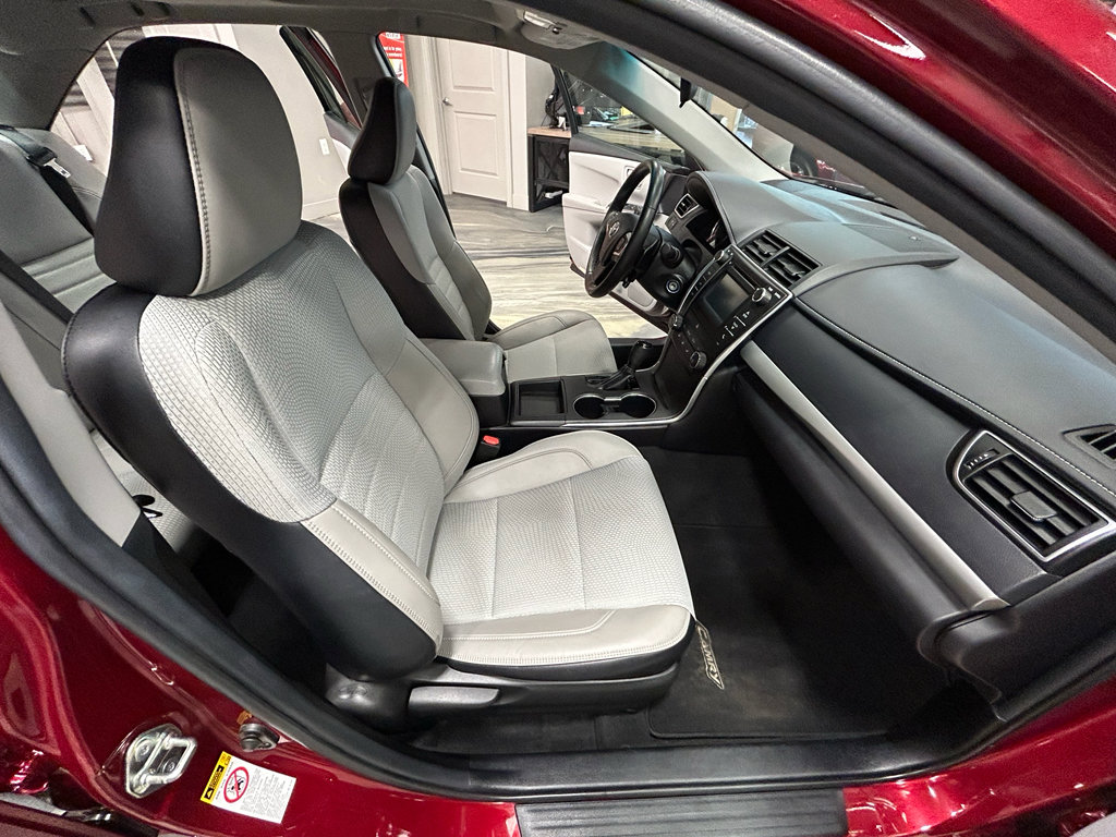 Used 2016 Toyota Camry SE w/ Moonroof Package FWD image 36