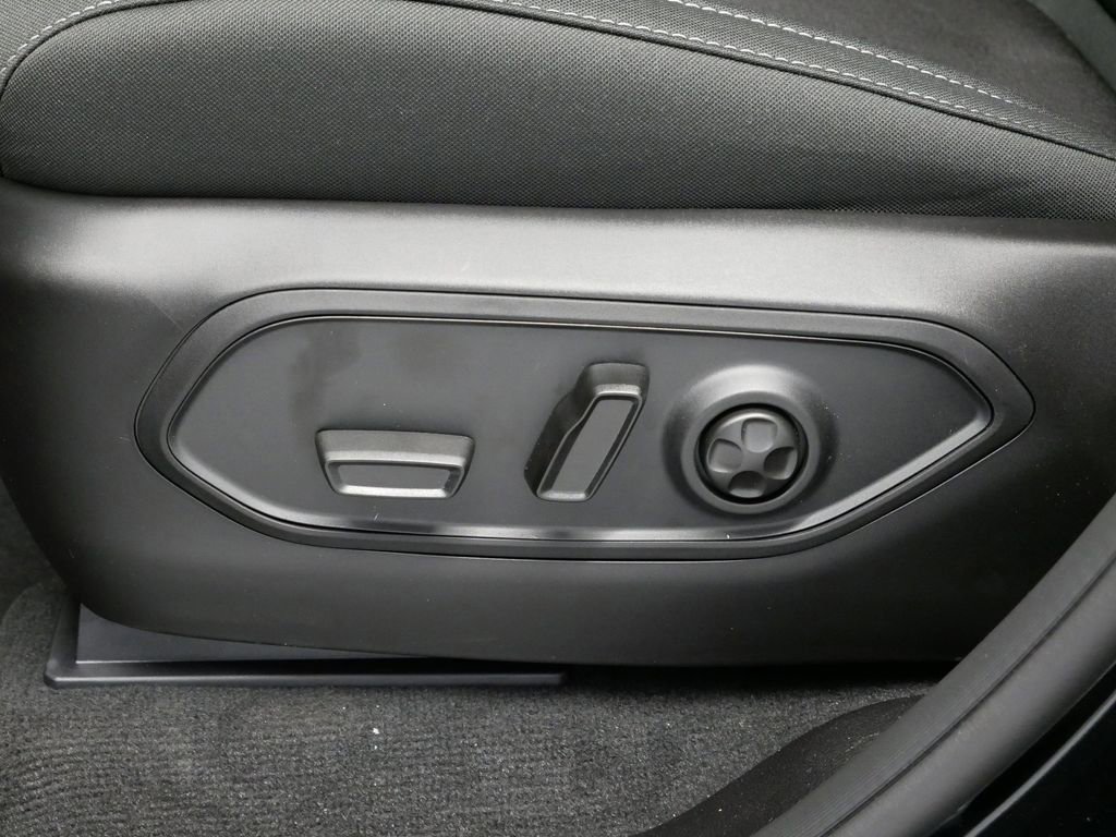 New 2025 Jeep Grand Cherokee Laredo w/ Luxury Tech Group I image 4