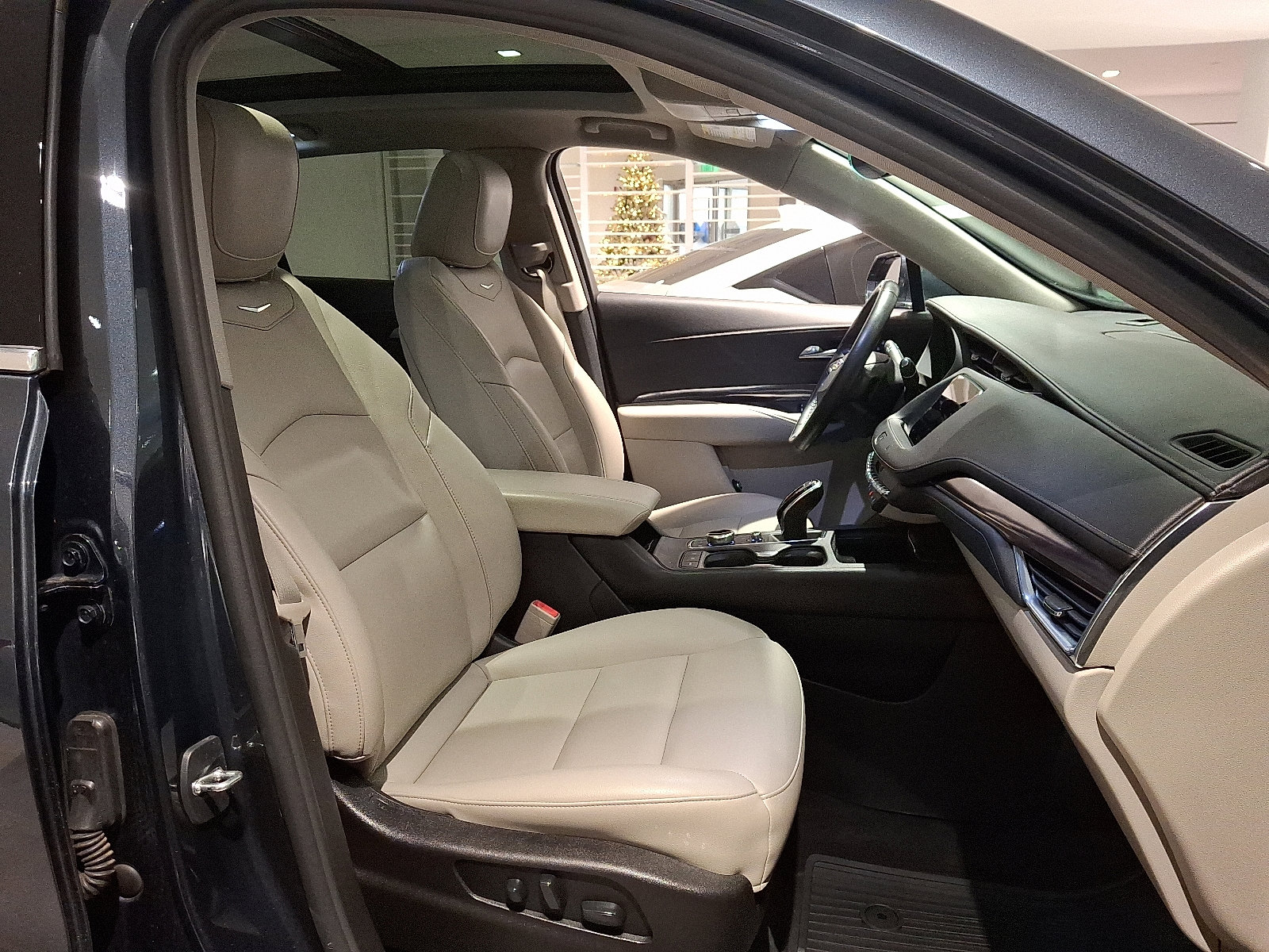 Used 2021 Cadillac XT4 Luxury w/ Cold Weather Package image 17