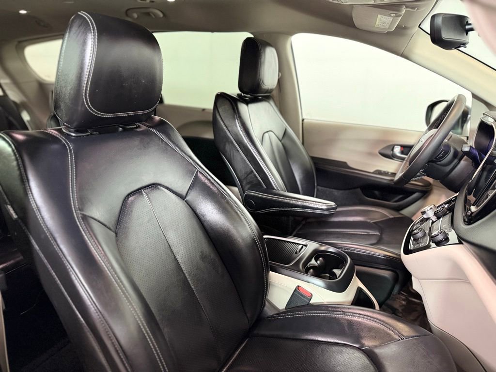 Used 2023 Chrysler Pacifica Touring-L image 24