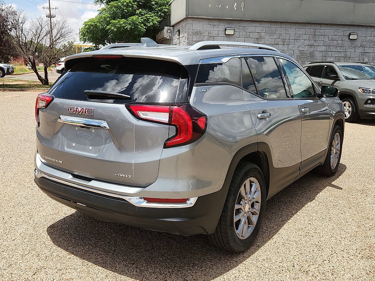 Used 2024 GMC Terrain SLT image 3