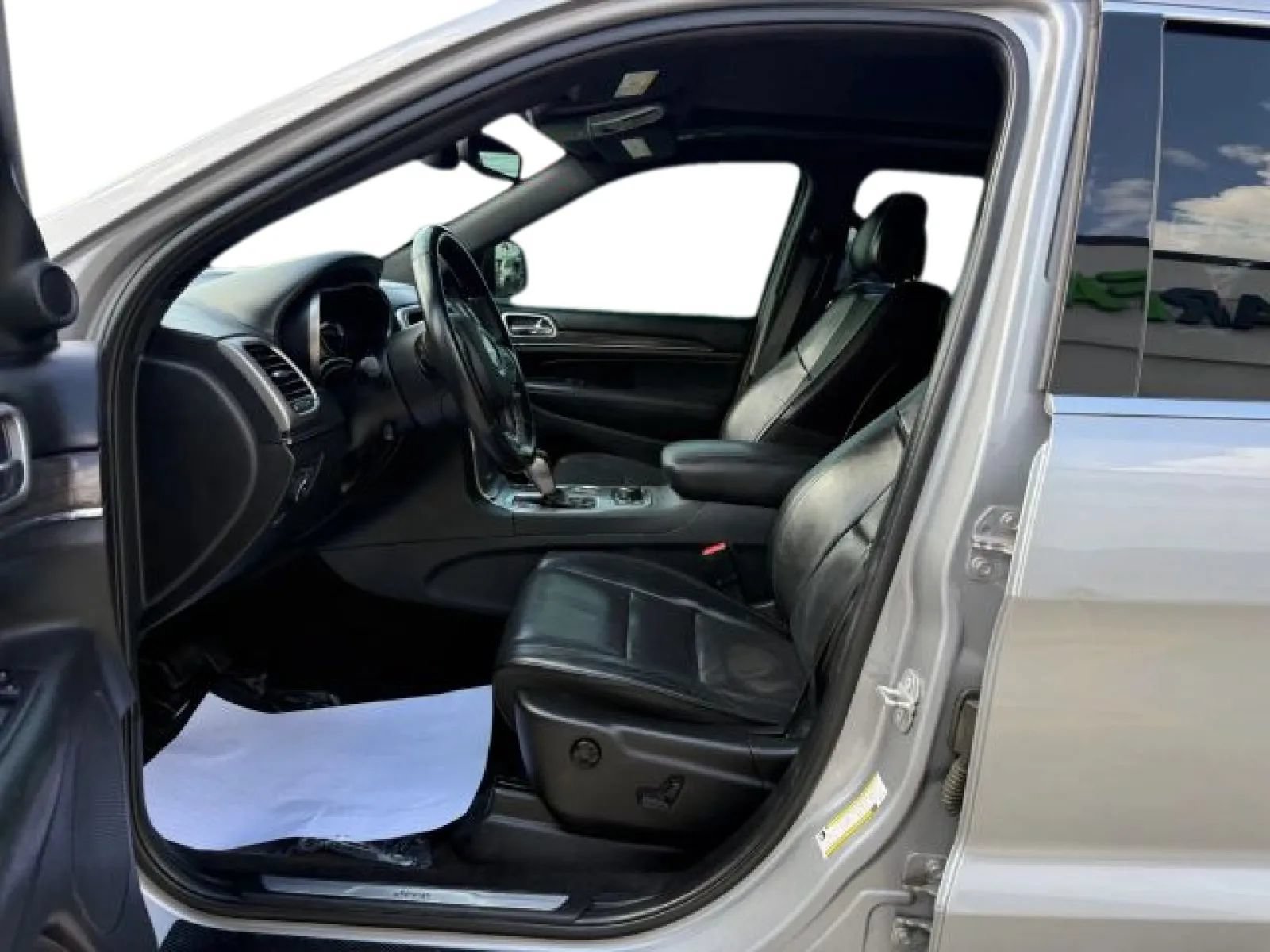 Used 2018 Jeep Grand Cherokee Overland AWD/4WD image 12