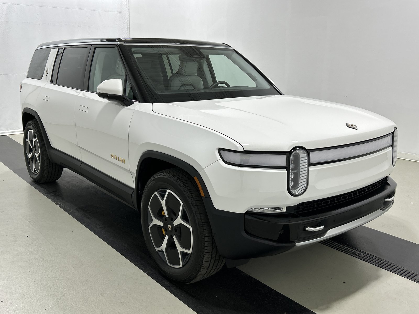 Used 2023 Rivian R1S Adventure AWD/4WD image 7