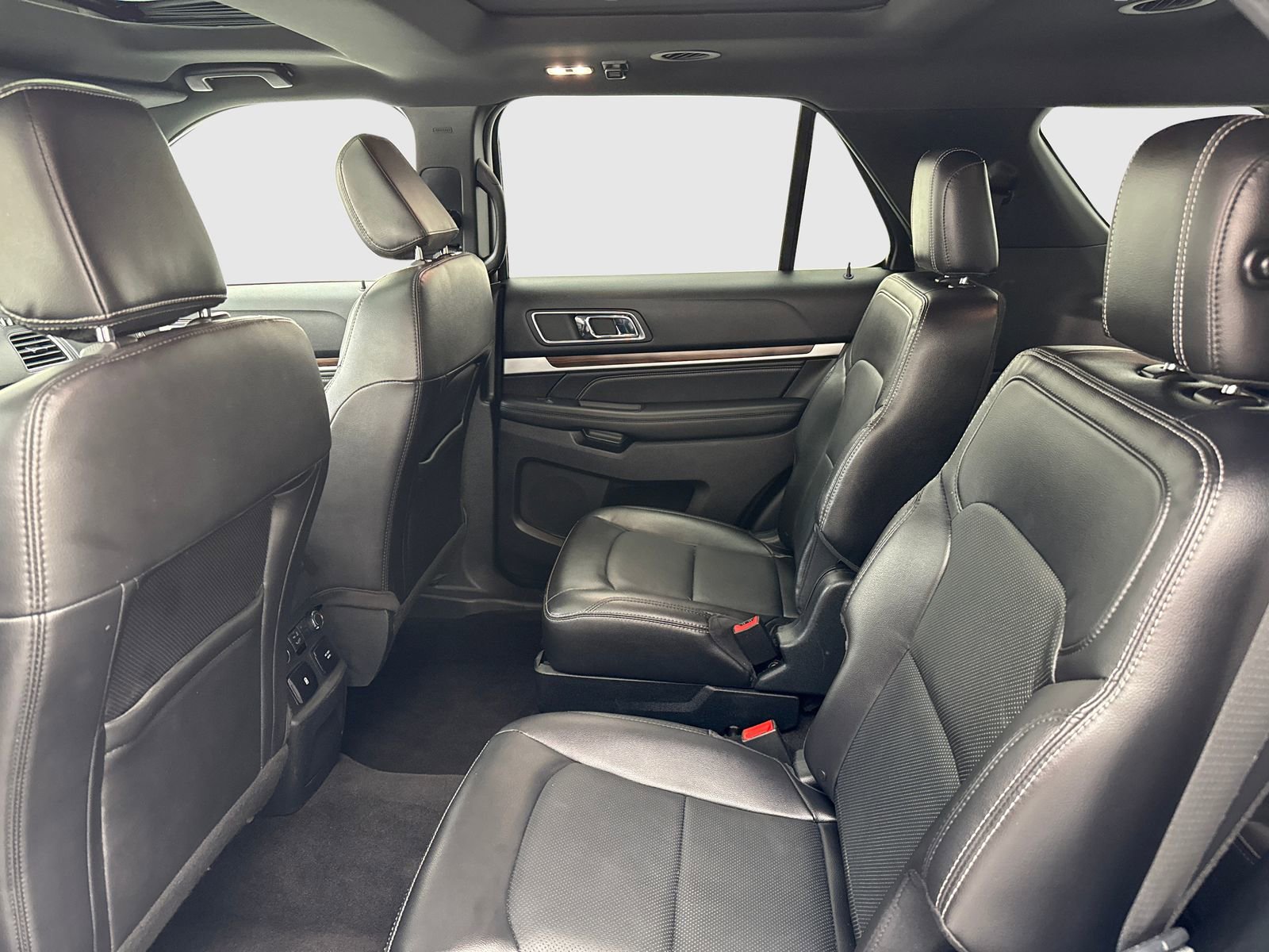 Used 2018 Ford Explorer Limited w/ Ford Safe & Smart Package FWD image 39